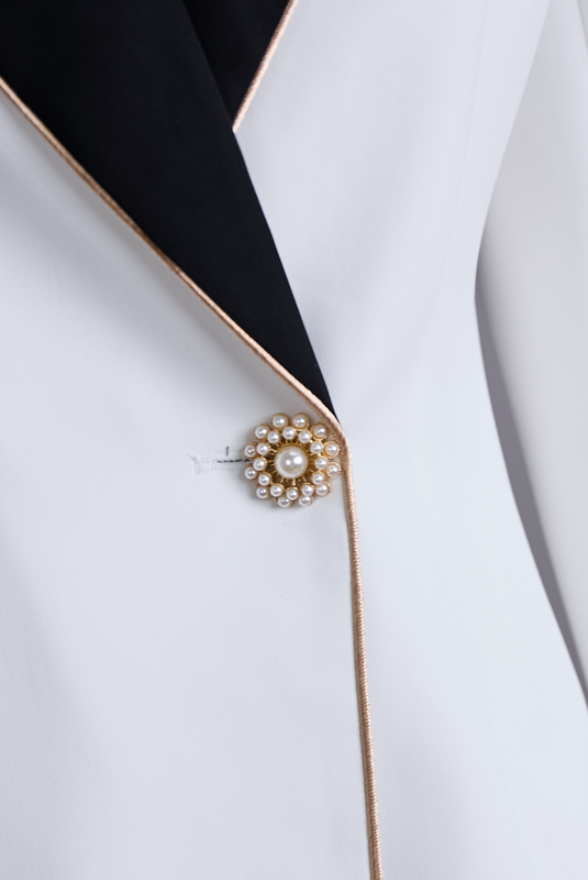 Sahra | Elegantní Asymetrický Bílý Blazer s Černými Kontrasty