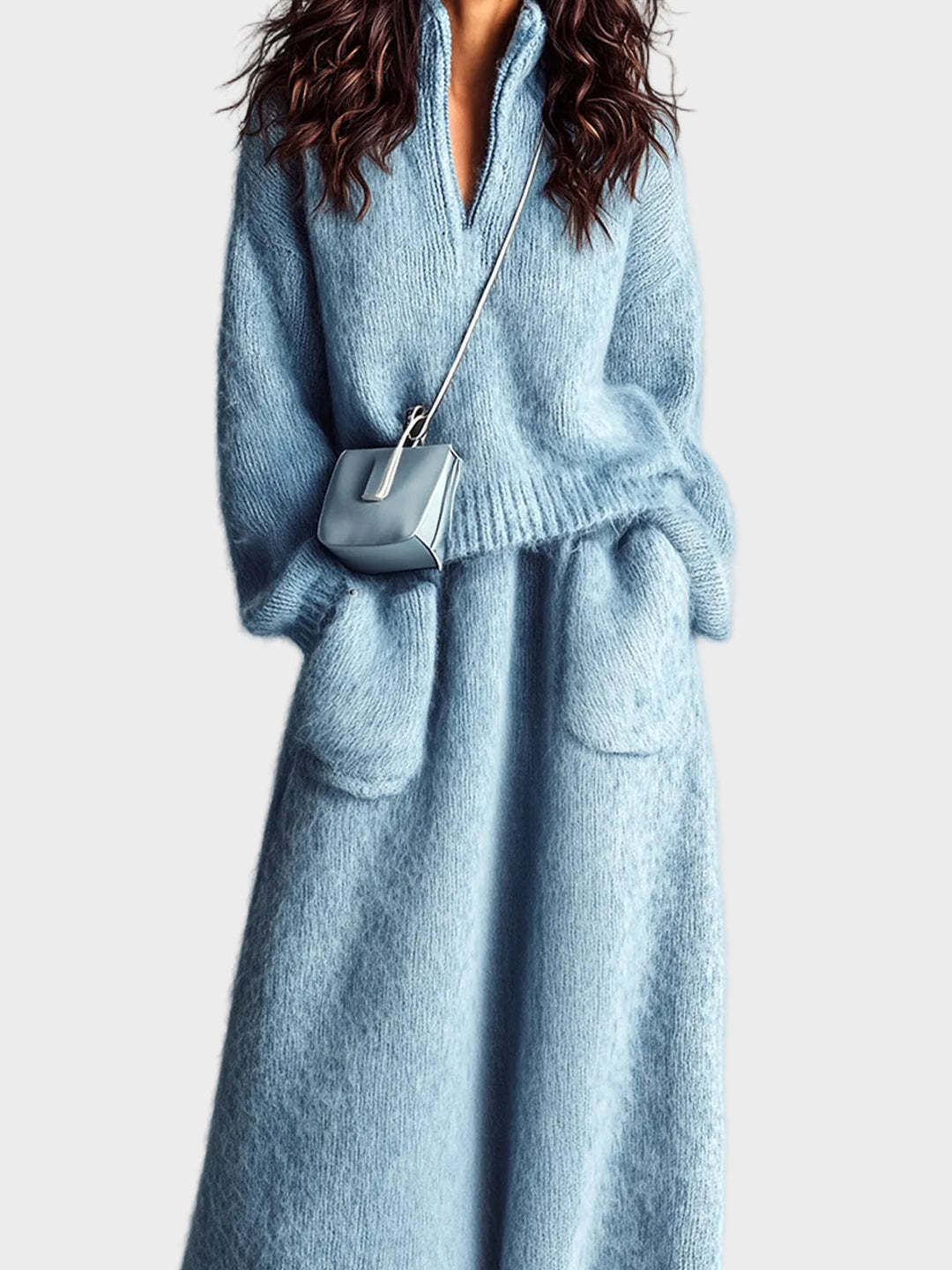 Rosie - Elegantní modrý dvoudílný set s pleteným svetrem s stojáčkem, véčkovým výstřihem, dlouhými rukávy a volnou siluetou, stejně jako maxi sukní s kapsami a chlupatým pletením