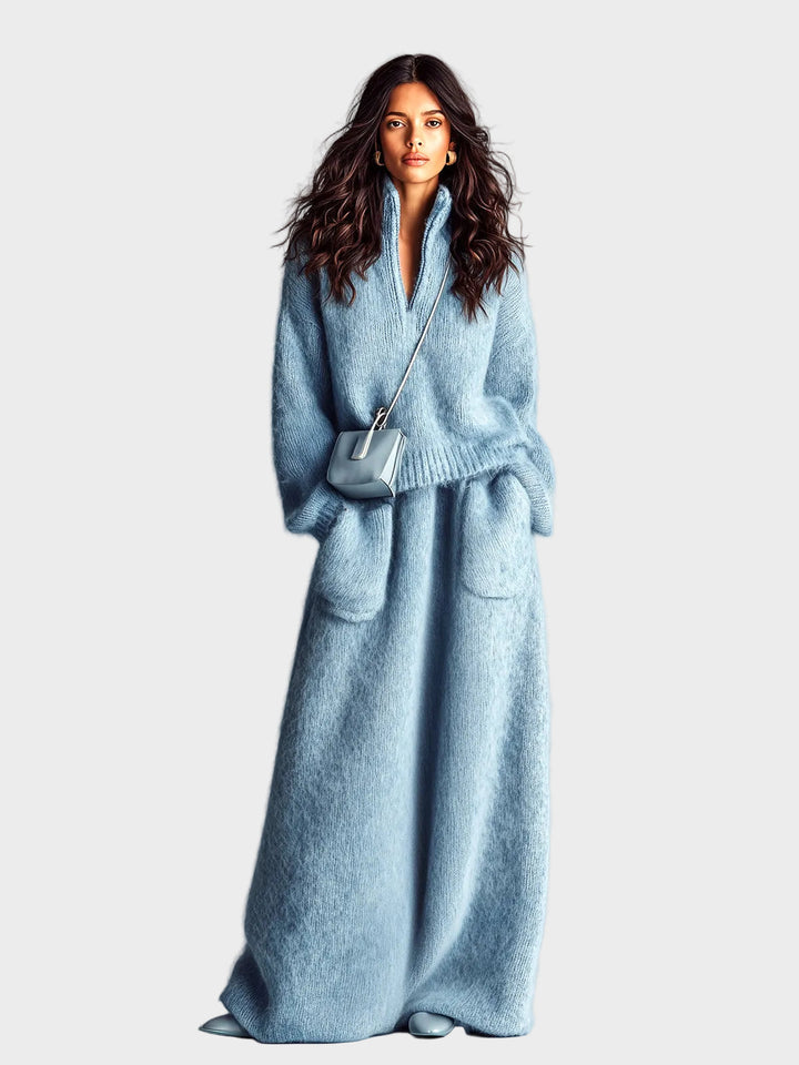 Rosie - Elegantní modrý dvoudílný set s pleteným svetrem s stojáčkem, véčkovým výstřihem, dlouhými rukávy a volnou siluetou, stejně jako maxi sukní s kapsami a chlupatým pletením
