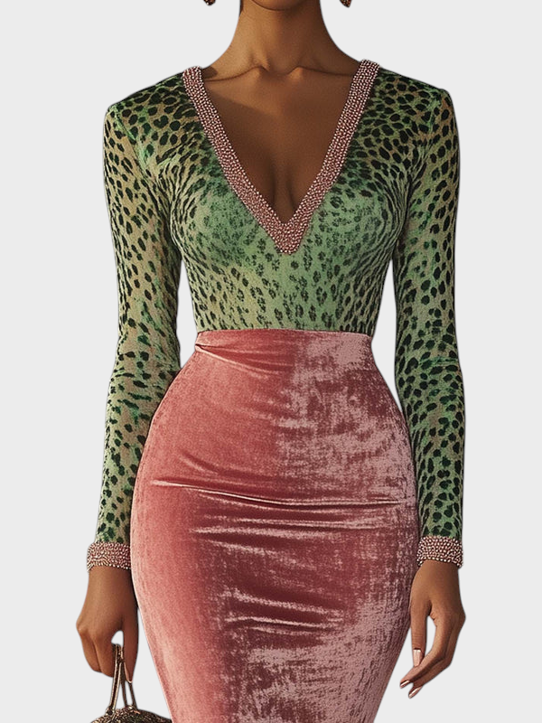 Regitze | Růžové Sametové Bodycon Šaty s Překřížením a Leopardím Vzorem