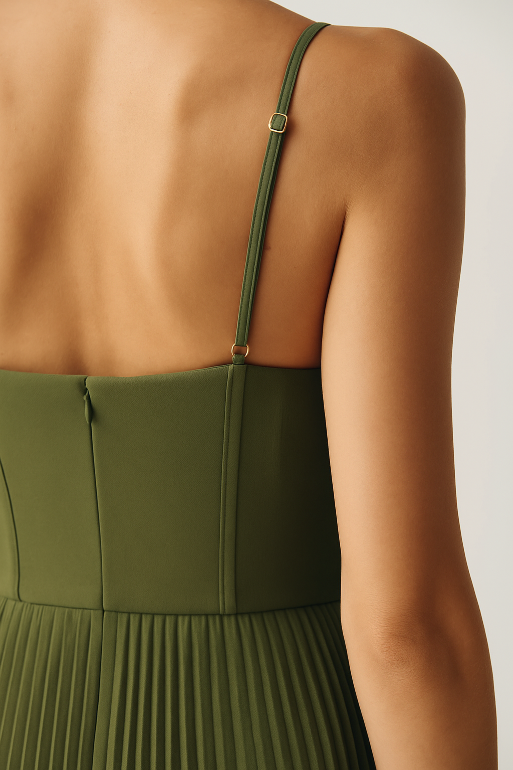 Olivia – Moderní Elegance – Šaty s Otevřenými Zády