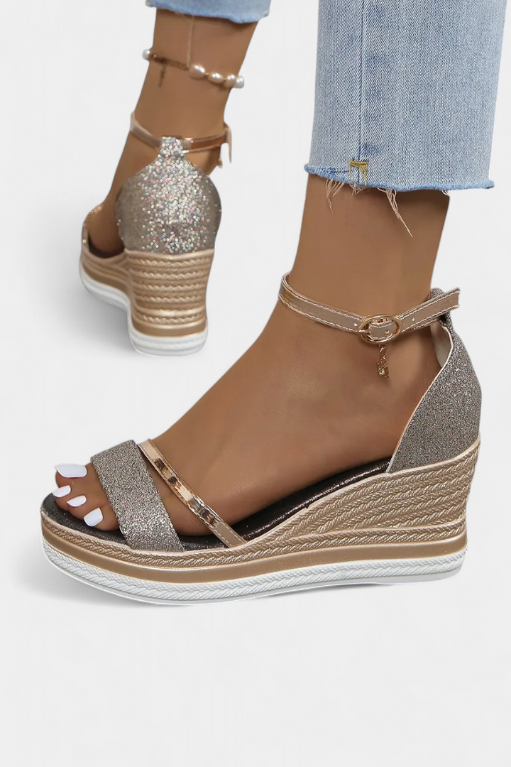 Corinne Ortopedické Wedge Platform Sandály s lesklým povrchem