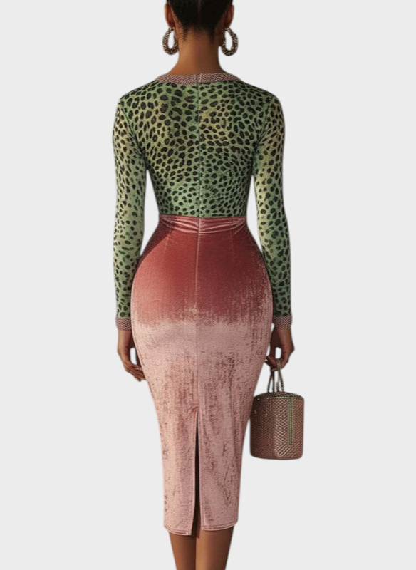 Regitze | Růžové Sametové Bodycon Šaty s Překřížením a Leopardím Vzorem