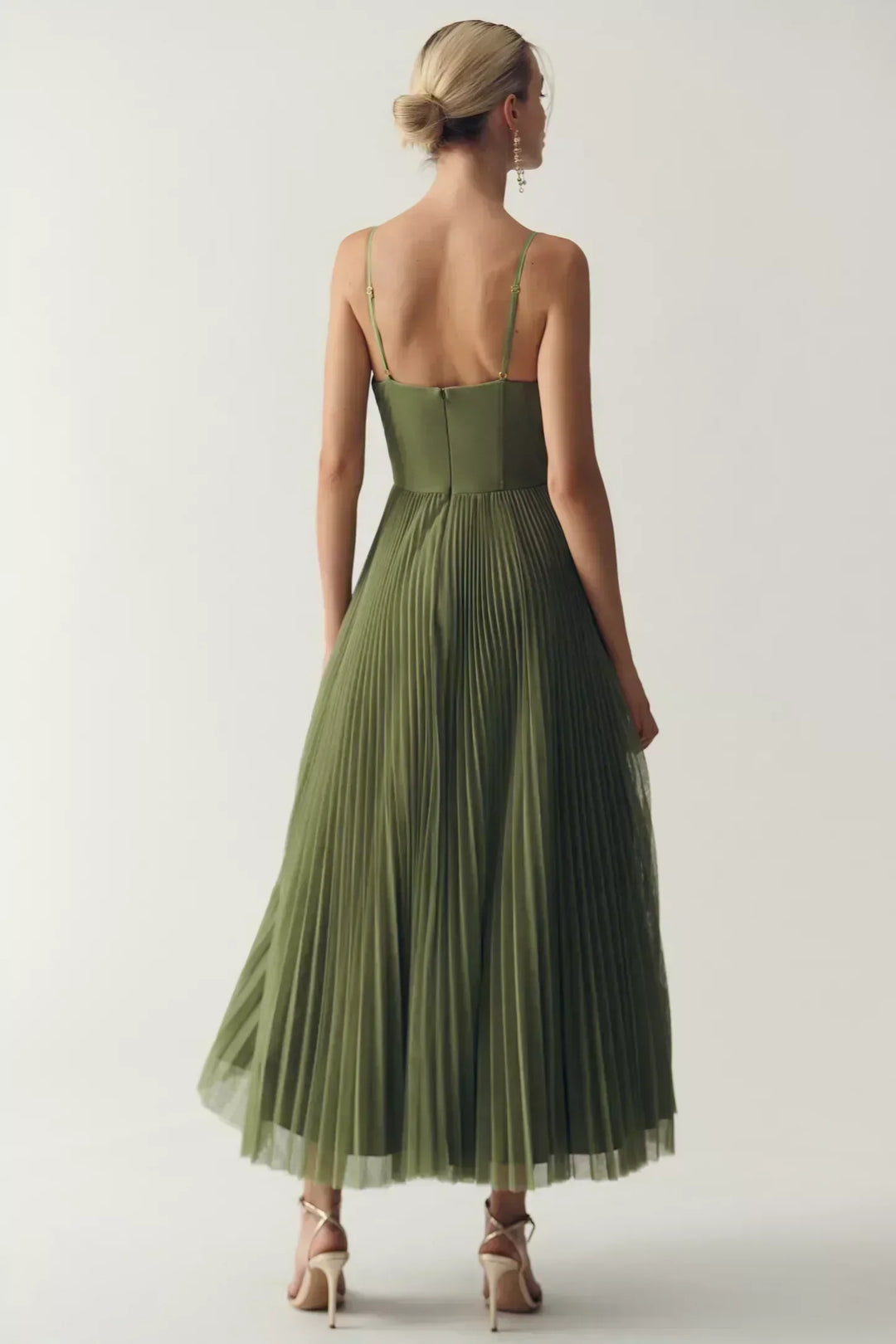 Olivia – Moderní Elegance – Šaty s Otevřenými Zády