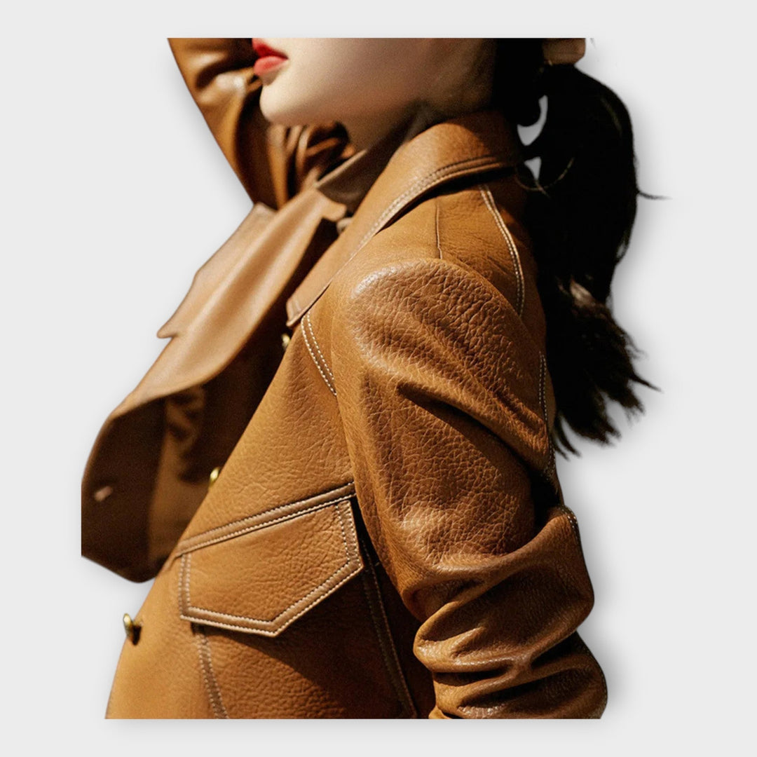 Elegantní kožený blazer s moderním designem a rafinovanou estetikou