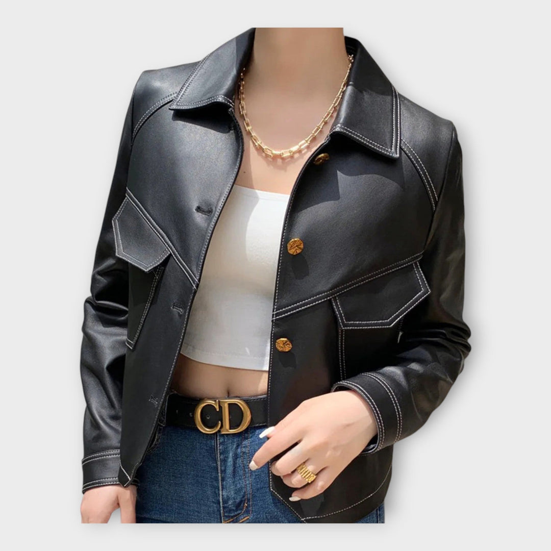 Elegantní kožený blazer s moderním designem a rafinovanou estetikou