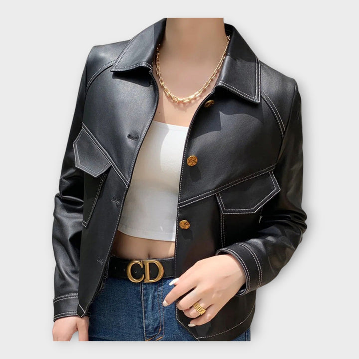 Elegantní kožený blazer s moderním designem a rafinovanou estetikou