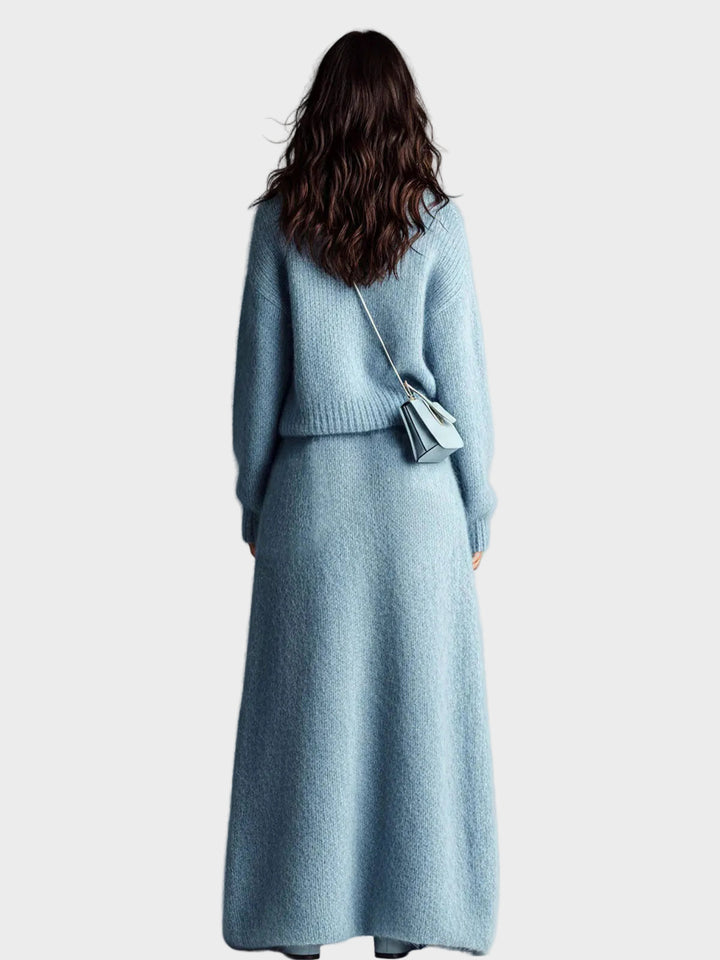 Rosie - Elegantní modrý dvoudílný set s pleteným svetrem s stojáčkem, véčkovým výstřihem, dlouhými rukávy a volnou siluetou, stejně jako maxi sukní s kapsami a chlupatým pletením